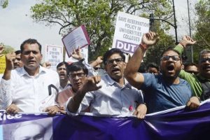 德里大学教师协会表示，德里政府的“工资延迟和管理不善”，敦促中心进行干预