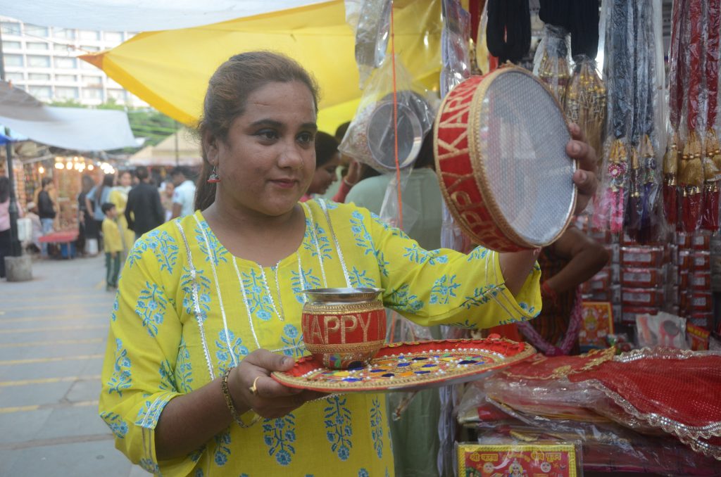 妇女们在Karwa Chauth节前购买化妆品(ANI图)