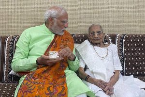 在古吉拉特邦第二阶段投票前，莫迪总理寻求母亲的祝福